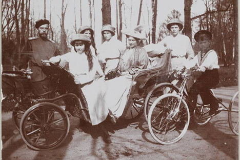 Retrato de familia de los Romanov en el parque. Fuente: servicio de prensa