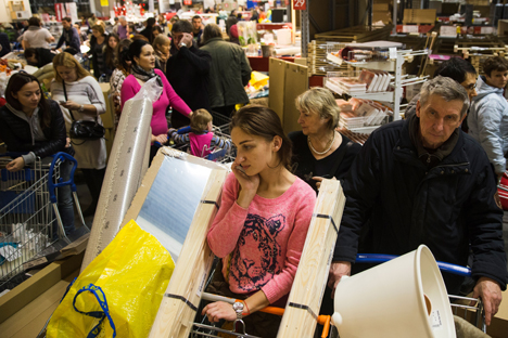 Russos lotaram lojas antes do aumento de preços previsto pelos proprietários Foto: AP