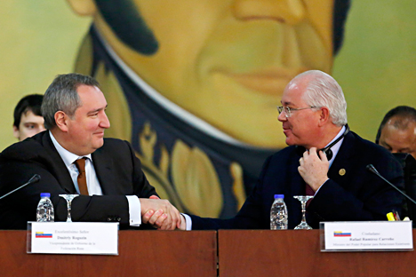 El vice primer ministro ruso, Dmitri Rogozin, con el ministro de Asuntos Exteriores de Venezuela, Rafael Ramírez. Fuente: Reuters