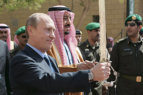 Vladímir Putin junto al entonces príncipe Salmán bin Abdul Aziz durante una visita al Centro Histórico Rey Abdul Aziz en Riyadh en febrero del 2007. Fuente: Reuters