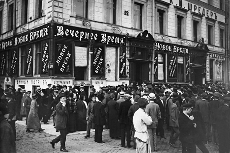Un grupo de personas en frente de la editorial de un periódico lee noticias sobre la guerra, 1915. Fuente: Ullstein/Vostock-Photo