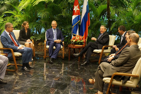 El ministro de Asuntos Exteriores rusos Serguéi Lavrov con el presidente cubano Raúl Castro. Fuente: Flickr / MFA
