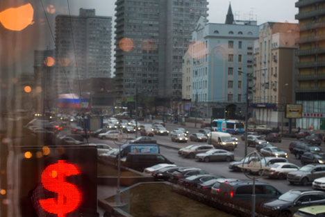 El desplome del rublo respecto al dólar ha estado vinculada a la caída de los precios del petróleo. Fuente: AP. 