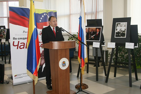 Juan Vicente Paredes Torreabla, embajador de la República Bolivariana de Venezuela ante la Federación de Rusia, en la apertura de la exposición. Fuente: Servicio de prensa de la Embajada de Venezuela en Rusia