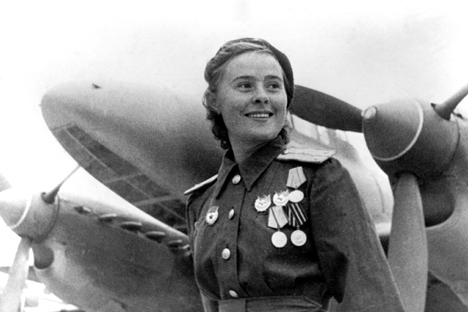 María Dólina  comandante de escuadrón del 125 regimiento femenino de aviación “Heroína de la unión Soviética”. Fuente: wikipedia