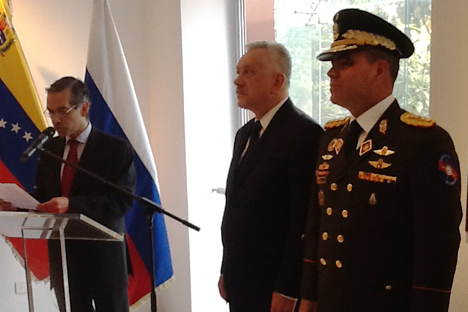 Vladimir Padrino López, ministro de Defensa de Venezuela (a la derecha) junto a Vladímir Zaemski, embajador de Rusia. Fuente: Elena Nóvikova