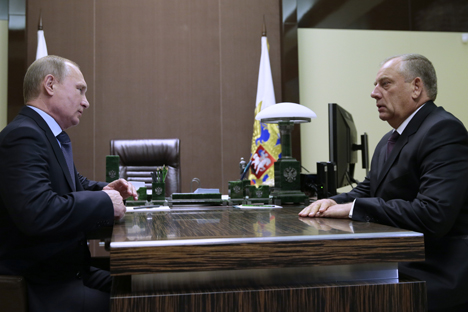 Vladímir Putin junto a Serguéi Mitin, gobernador de la región de Nóvgorod, durante su encuentro en la residencia de Bochárov Ruchei en Sochi