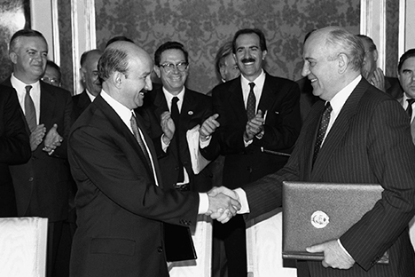 Carlos Salinas (izquierda) saluda a Mijaíl Gorbachov en 1991.