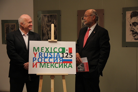 Víktor Penzin junto al embajador Rubén Beltrán Guerrero durante la ceremonía de la inauguración de la exposición