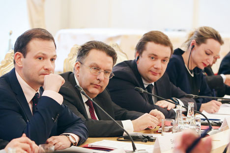 Moderador del encuentro, Sergey Brilev; director del departamento de América Latina del Ministerio de Asuntos Exteriores de Rusia, Alexánder Schetinin y director del fondo Roscongress, Alexánder Stúglev durante la presentación del Foro Económico de San Petersburgo, el 5 de febrero de 2016.