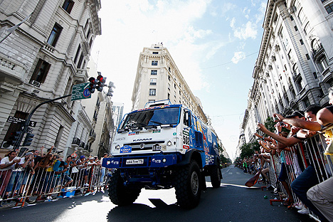 Equipo de Kamaz-Master va por las calles de Buenos Aires el primer día de rally Dakar, el 3 de enero del 2015. 
