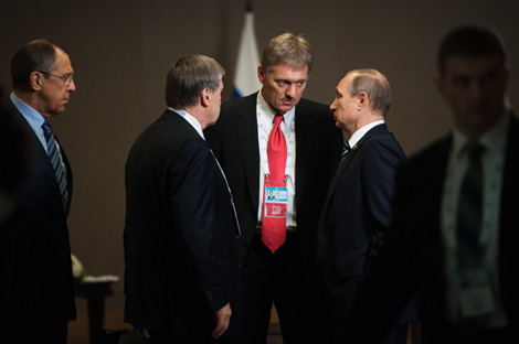 El presidente ruso conversa con su jefe de prensa, Dmitri Peskov (en el centro) y el ministro de Exteriores Serguéi Lavrov (a la izquierda).