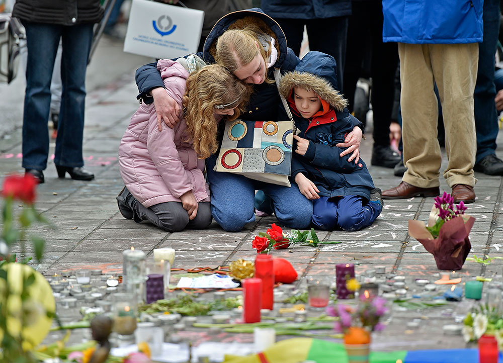 Fiori e candele per le vittime degli attentati di Bruxelles.