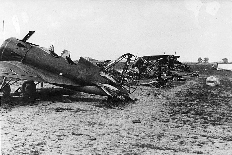 Las tropas nazis destruyeron gran parte de los aviones. 