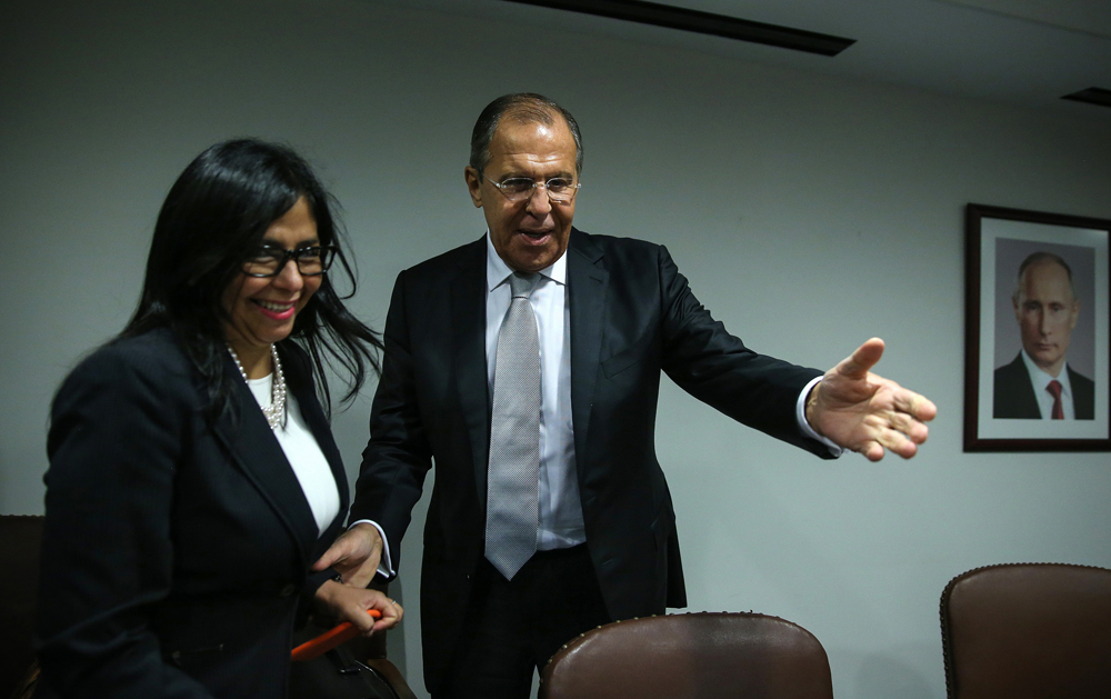 Serguéi Lavrov, ministro de Exteriores ruso, con su homóloga venezolana, Delcy Rodríguez durante el encuentro mantenido en Nueva York durante Asamblea General de la ONU.