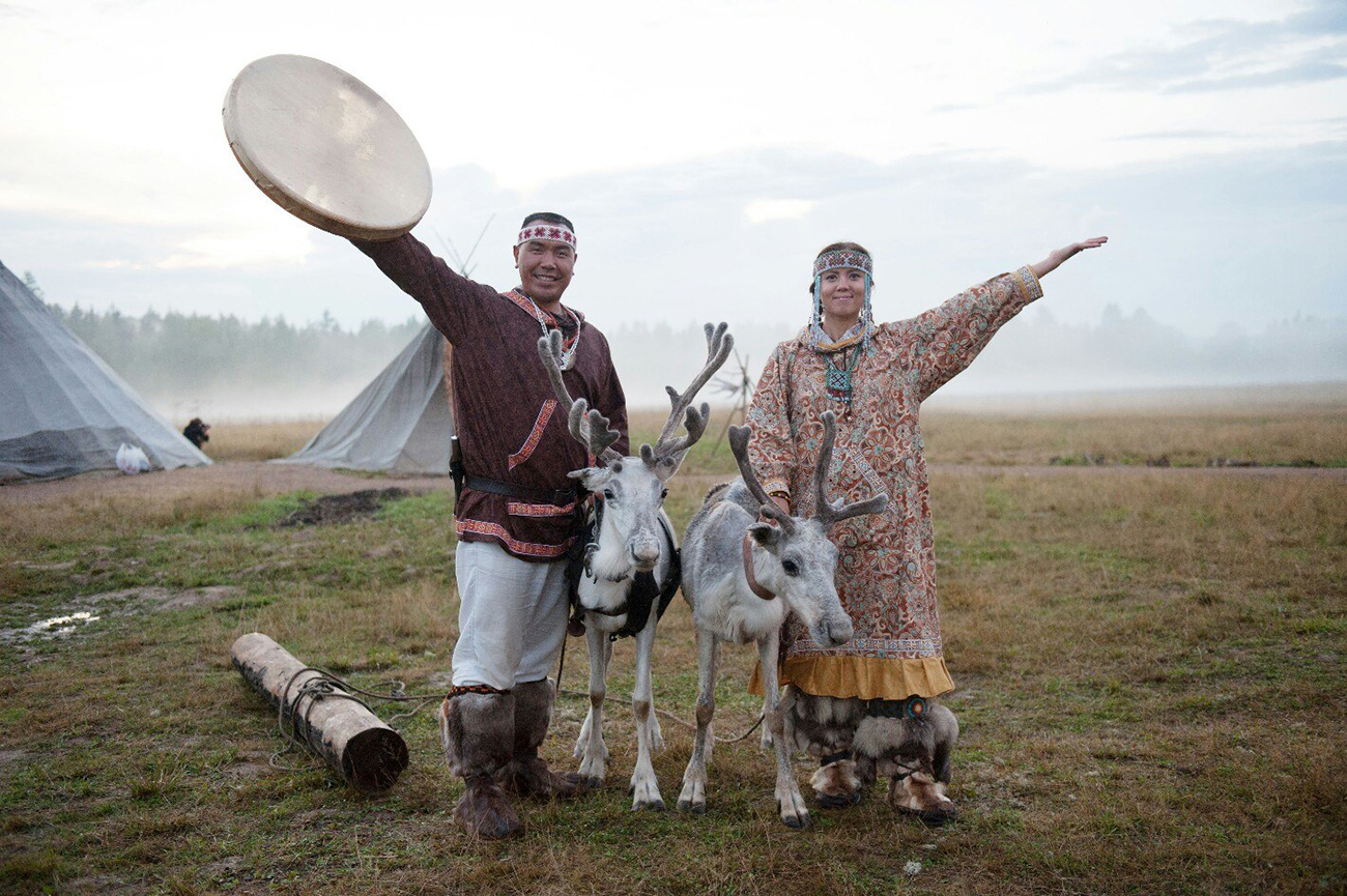 Beberapa tahun lalu, sebuah film dokumenter mengenai Yevgeny Kaipanau (kiri), eorang warga suku Chukchi berusia 36 tahun, dibuat dan mendapat penghargaan bergengsi Piala TEFI Rusia. 
