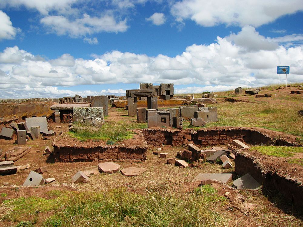 Puma Punku, un conjunto de estructuras megalíticas situado a 72 km de La Paz, cerca de la orilla oriental del lago Titicaca.