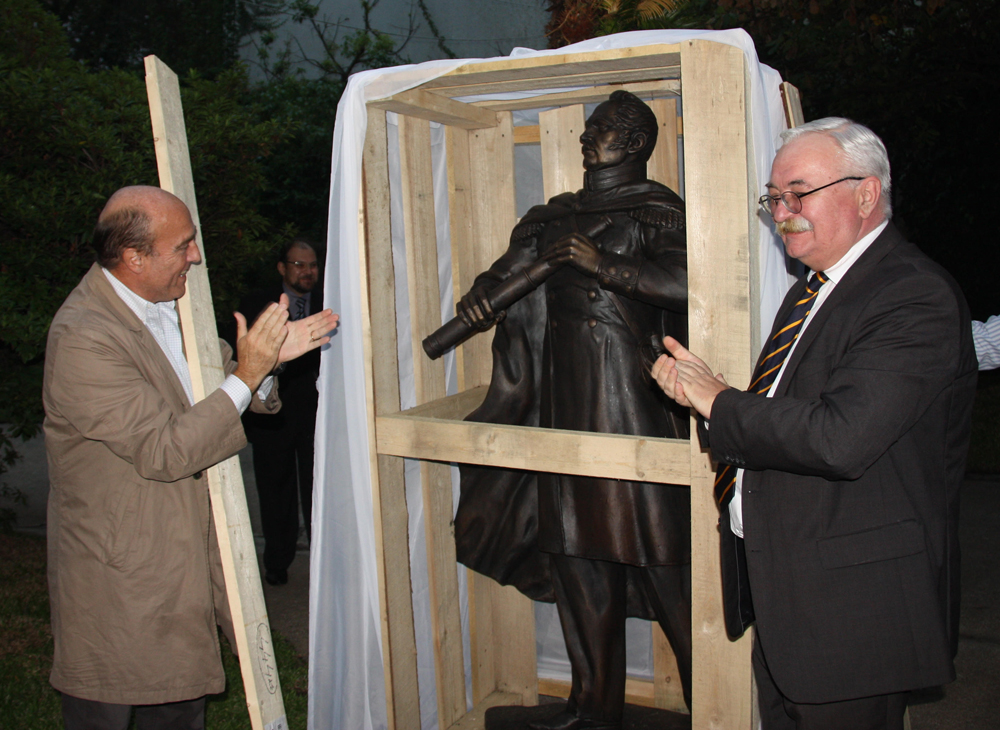 Ceremonia de entrega del monumento a Faddéi Bellingshausen a las autoridades de Montevideo en la Embajada de Rusia en Uruguay.