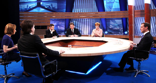 Dmitri Medvedev répond aux questions de cinq chaînes de télévision russes. Crédit photo : Itar-Tass