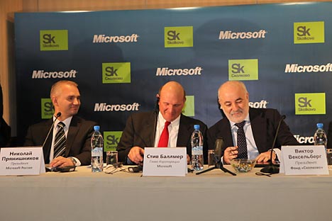 De gauche à droite : le président de Microsoft Russia Nikolaï Prianichnikov, le CEO de Microsoft Steve Ballmer et le président exécutif de la Fondation Skolkovo Viktor Vekselberg. Source: Microsoft / Press Photo