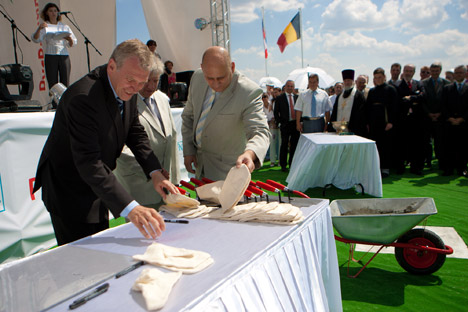 L'ancien Premier ministre Y. Leterme inaugurant une coentreprise belgo-russe à Nijni Novgorod en 2010. Crédit photo : Solvay 