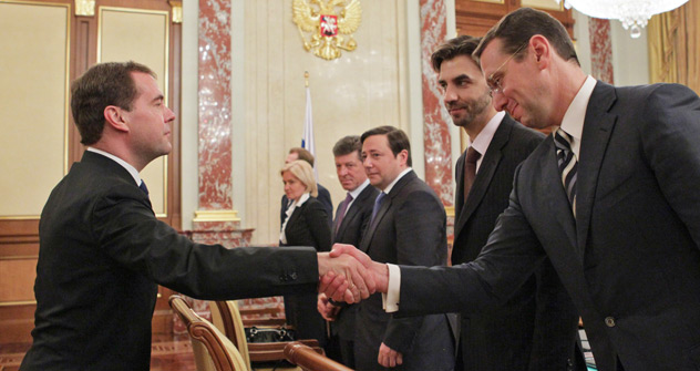 Le Premier ministre Dmitri Medvedev serre la main d'Alexandre Novak lors de la première réunion du nouveau gouvernement. Crédit photo : Ekaterina Shtukina / RIA Novosti 