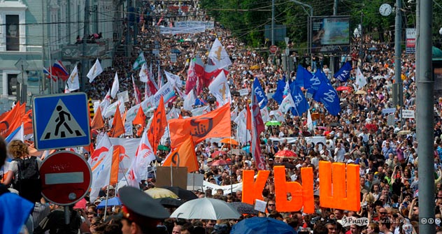 Selon la police, quelque 15.000 personnes se sont rassemblées sur l'avenue Sakharov, selon les organisateurs, entre 50.000 et 100.000 personnes. Crédit photo : Anton Touchine / ridus.ru