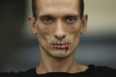 Selon l'artiste, la bouche cousue symbolise la position de l'artiste moderne en Russie, l'interdiction de la transparence et le renforcement de la censure. Crédit photo : Reuters