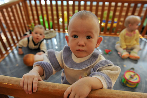 Le texte de l'accord définit les modalités d'adoption, ainsi que les mécanismes permettant de contrôler les conditions de vie des enfants adoptés. Crédits photo : RIA Novosti / Vladimir Pesnya