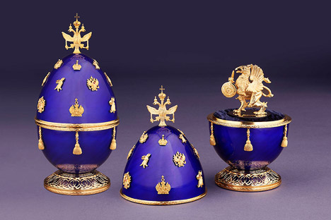L’oeuf « Les 400 ans de la Maison Romanov » est orné de diamants, de rubis et d’émail de saphir. Source : Service de presse