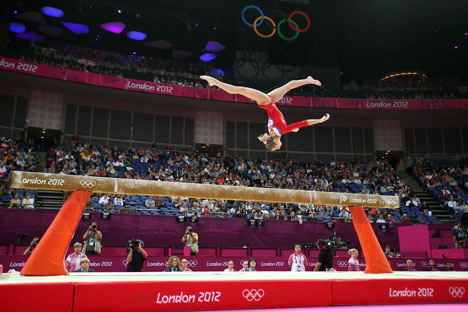Viktoria Komova est en concurrence sur le faisceau pendant la qualification des équipes féminines de gymnastique artistique. Crédit photo : Getty Images / Photobank