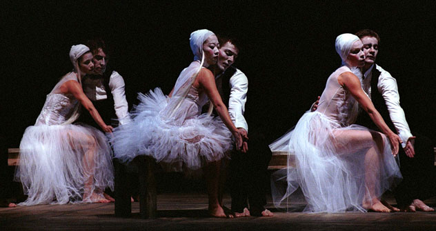 Scène du spectacle « Les Noces » mis en scène par le chorégraphe belge Stijn Celis. Crédit photo : Roland Lorente / Grands Ballets