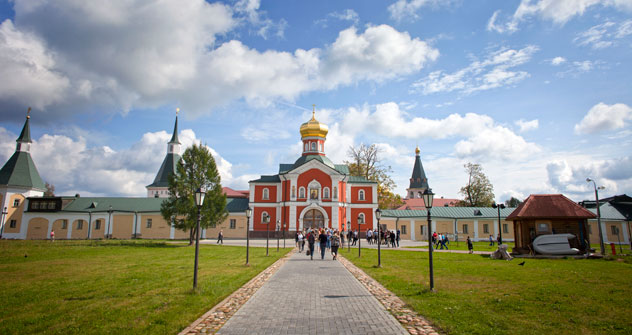 Les hauts murs rouges du Kremlin abritent Sainte-Sophie, le plus ancien sanctuaire en pierre de taille de Russie, construit entre 1045 et 1050, soit un siècle avant Notre-Dame de Paris. Crédits photo : Ricardo Marquina Montañana