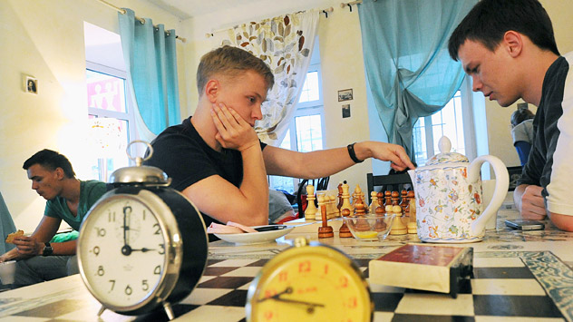 Le concept du café Tsiferblat (Le cadran) est « le temps, c'est de l'argent ». Ici on paie le temps que l’on y passe. Deux roubles la minute. Crédit photo : Kommersant