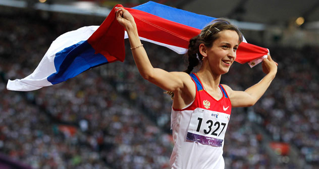 La Russe Elena Ivanova célèbre sa médaille d'or en finale du 100 m femme T36 final durant la compétition d'athlétisme des Jeux paralympiques de Londres 2012, au Stade olympique. Londres, 8 septembre 2012. Crédit photo : AFP/EastNews