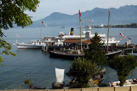 En se promenant sur ce vieux port russe de la Volga installé sur le Léman, les illusions vacillent entre vrai et faux, ancien et moderne, russe et suisse. Crédit photo : Emily Wright