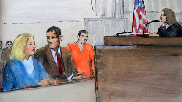 Sur le sketch, Elena Vavilova, alias Tracey Lee Ann Foley (à gauche), et son mari, Donald Heathfield (en tee-shirt orange) dans le tribunal fédéral de Boston, le 1er juillet 2010. Heathfield et Foley étaient parmi les 11 personnes accusées d’avoir te