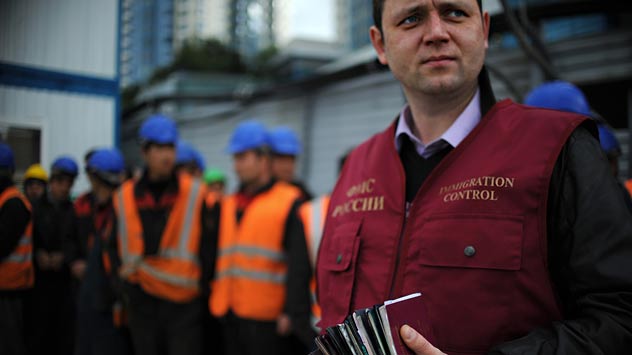 Russie. Le départ de l'étranger est contrôlé par des agents du Service fédéral des migrations (FMS). Crédit : Itar-Tass