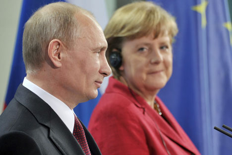 Le président russe Vladimir Poutine et la Chancelière fédérale de l'Etat allemand Crédit lors du Dialogue de Saint-Pétersbourg. Crédit : Itar-Tass
