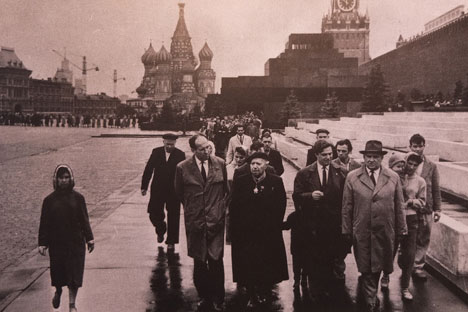 Le chanoine Kir en compagnie de Nikita Khroutchev à la Place Rouge, le 9 septembre 1964. Source : service de presse