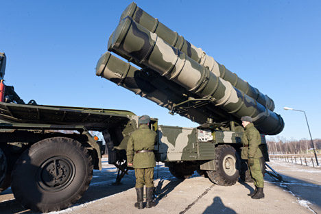 Les complexes « Triumph » (S-400) dénués de missiles ad hoc utilisent les restes des anciens systèmes S-300. Crédit photo : ITAR-TASS