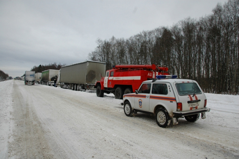 En raison de fortes accumulations de neige et de glace, et de l'absence de système d'approvisionnement en liquide de dégivrage, dans la nuit du 30 novembre, plusieurs camions n'ont pas été en mesure de franchir un tronçon abrupt de l'autoroute M10.  
