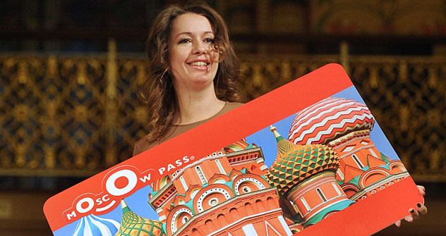 Ksenia Zemskova, directrice du portail d'information de la capitale Wow Moscow, présente la carte touristique pour les visiteurs de Moscou. Crédit : Itar-Tass