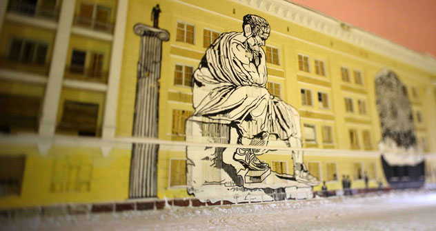 Une méthode pratique, qui permet de peindre à la maison et de coller en quelques secondes l’œuvre sur les murs de Moscou. Source : archives personnelles