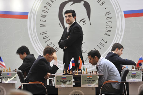 De gauche à droite : Hikaru Nakamura, Sergueï Kariakine, Vladimir Kramnik, Viswanathan Anand, Petr Svidler.  Crédit photo : RIA Novosti / Ramil Sitdikov