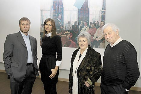 Le milliardaire, Roman Abramovitch (à g.), et son amie, Daria Joukova ont fait l’acquisition d’une quarantaine d’œuvres picturales d'Ilia Kabakov. Source : service de presse