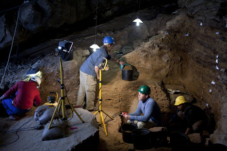 La dent de porc-épic et d'autres objets trouvés dans la grotte permettront aux scientifiques de reconstituer de manière plus fiable le climat de l'Oural. Crédit : Itar-Tass