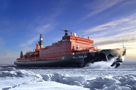 La mission principale du brise-glace est d'ouvrir le passage aux navires à fort tonnage sur la Route maritime du Nord. Sur la photo le brise-glace "50 ans de la Victoire". Source : service de presse