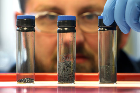 Un des principaux objectifs de la collaboration était l’extraction de solutions de radio-isotopes de « terres rares », groupe de métaux consistant principalement de lanthanides. Crédit : Getty Images / Fotobank