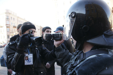 Les journalistes photographient les forces de l'ordre lors d'une manifestation pour défendre l'article 31 de la Constitution de la Fédération de Russie. Crédit photo : ITAR-TASS / Interpress / Alexeï Smychliaïev